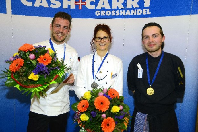 Hinter Benedikt Goldberg (rechts) belegte Hannah Ochsenreither (Gesellschaftshaus der BASF) den zweiten Platz, der dritte Preis ging an Fabio Daneluzzi vom Hotel Krone in Herxheim-Hayna.